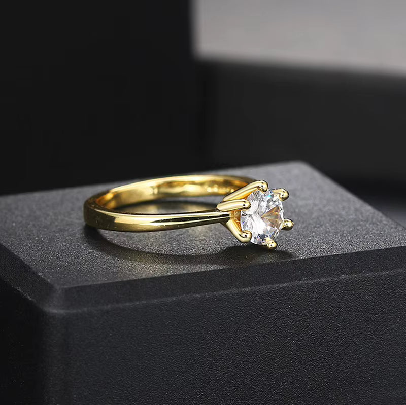 Bague solitaire en or jaune et oxyde de zirconium vue de côté.