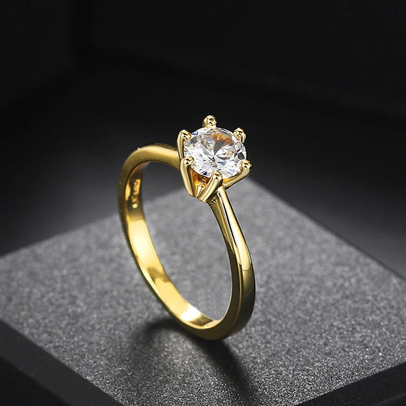 Bague solitaire en or jaune et oxyde de zirconium debout.