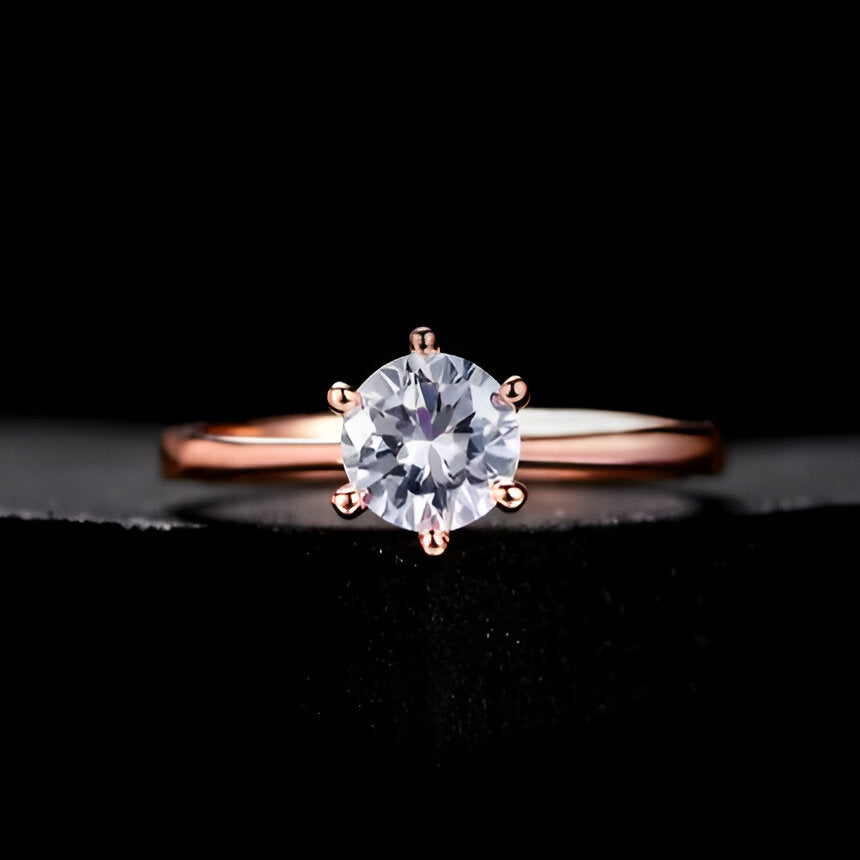 Bague solitaire en or rosé et oxyde de zirconium vue de face.