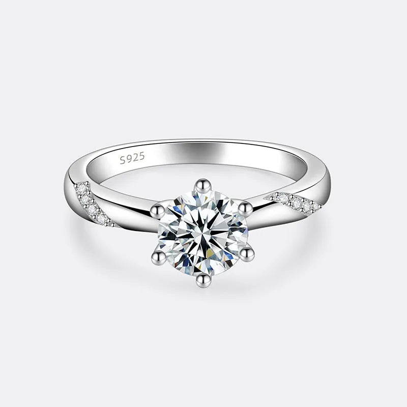 Bague solitaire en or blanc sertie de diamants synthétique et naturel vue de face.