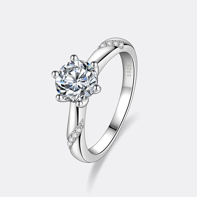 Bague solitaire en or blanc sertie de diamants synthétique et naturel sur fond gris clair.