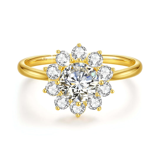 Bague solitaire halo solaire en or jaune sertie de diamants synthétiques et naturels sur fond blanc.