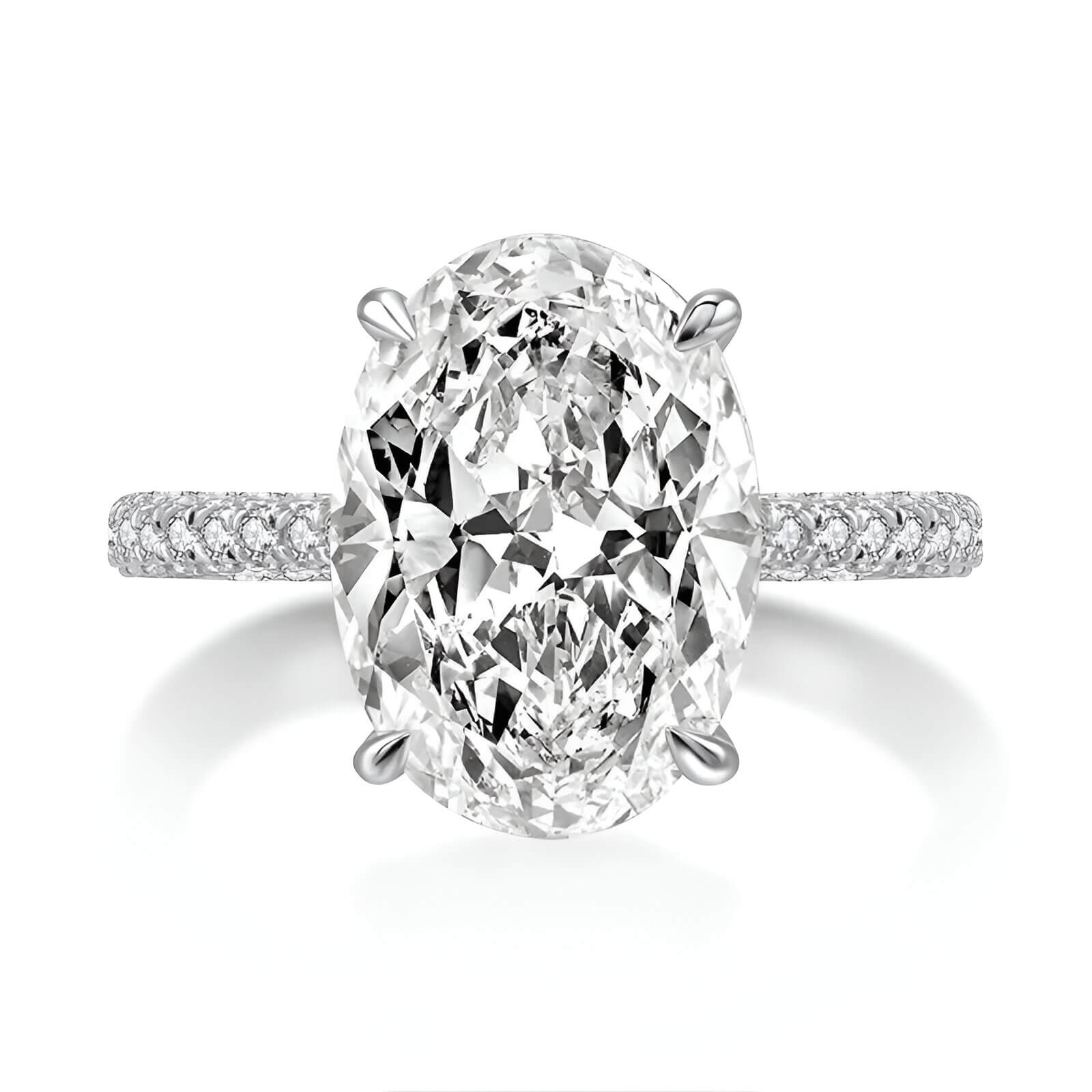 Bague solitaire en or blanc et diamants synthétiques sur fond blanc.