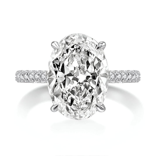 Bague solitaire en or blanc et diamants synthétiques sur fond blanc.