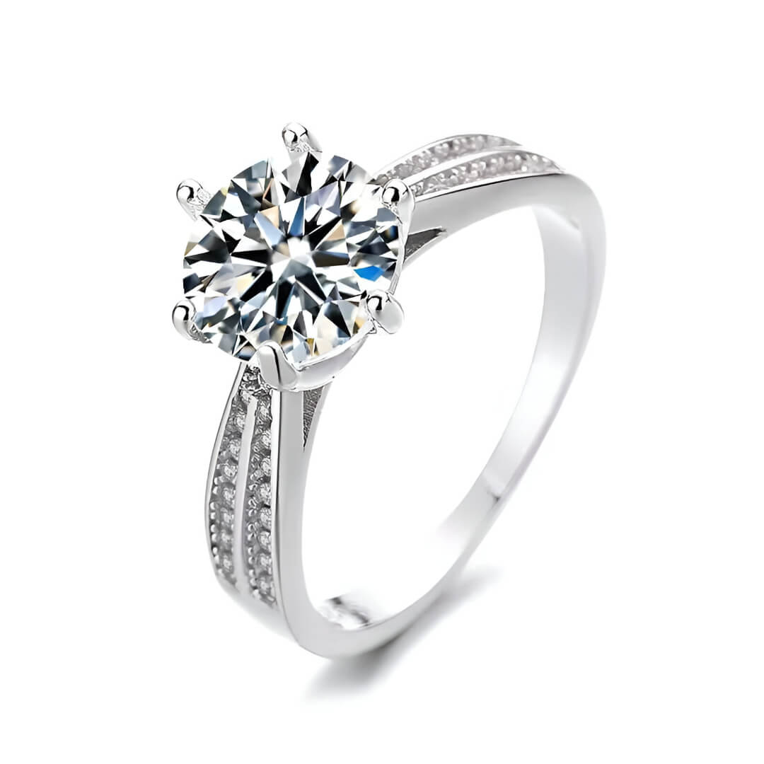 Bague solitaire en or blanc et diamant synthétique sur fond blanc.