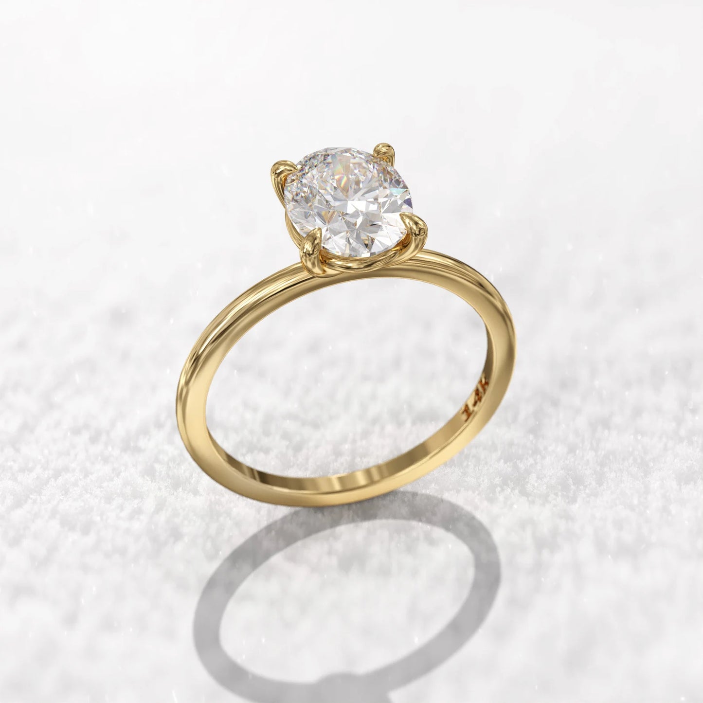 Bague solitaire en or jaune et diamant naturel vue de côté.