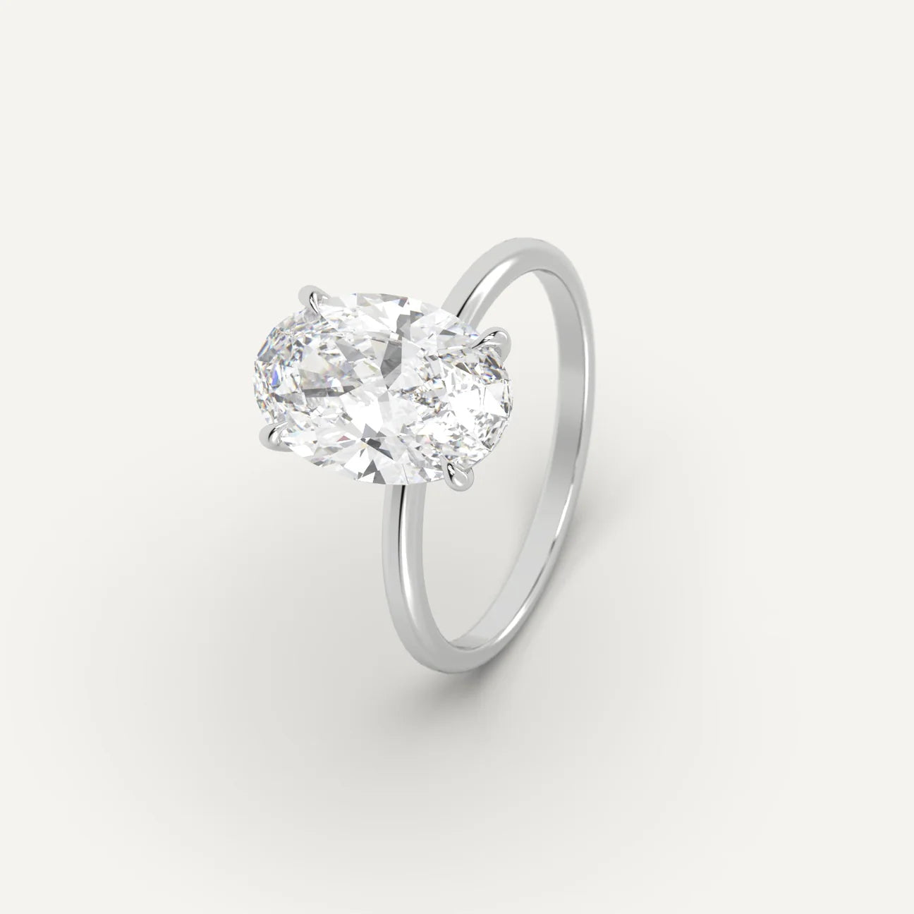 Bague solitaire en or blanc et diamant naturel sur fond blanc.