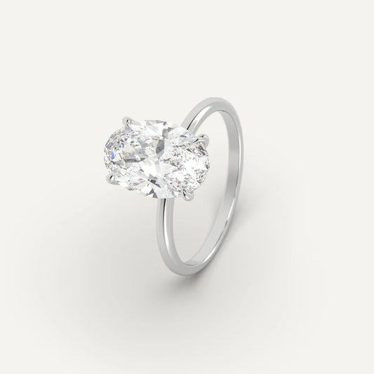 Bague solitaire en or blanc et diamant naturel sur fond blanc.