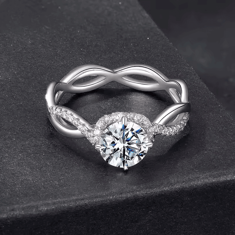 Bague solitaire courbée en or blanc et diamants synthétiques vue de face.