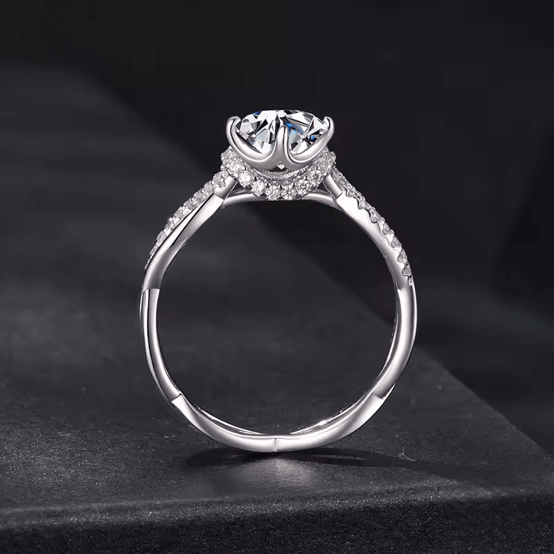 Bague solitaire courbée en or blanc et diamants synthétiques vue latérale.