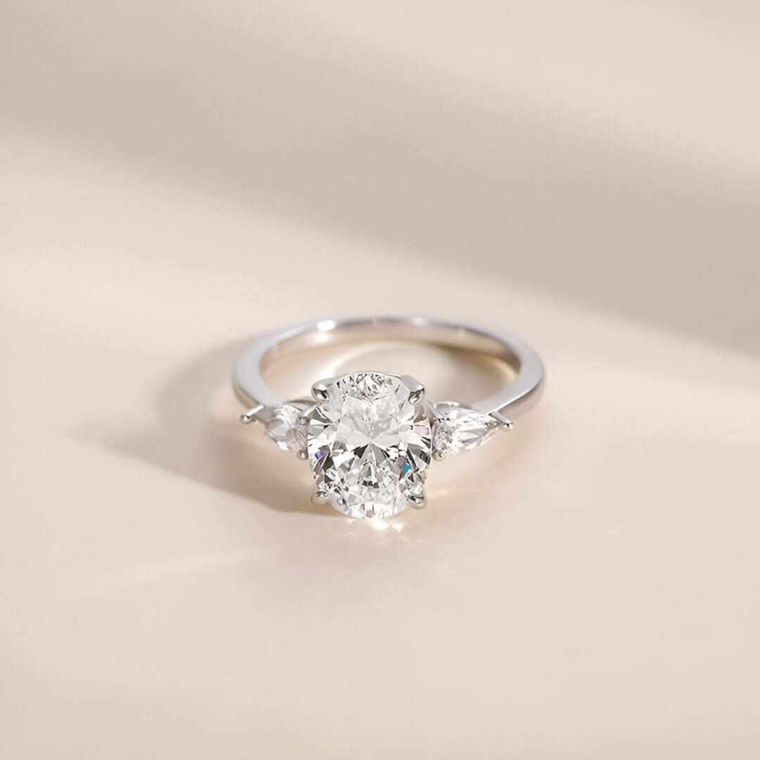 Bague solitaire en or blanc et oxyde de zirconium à plat.