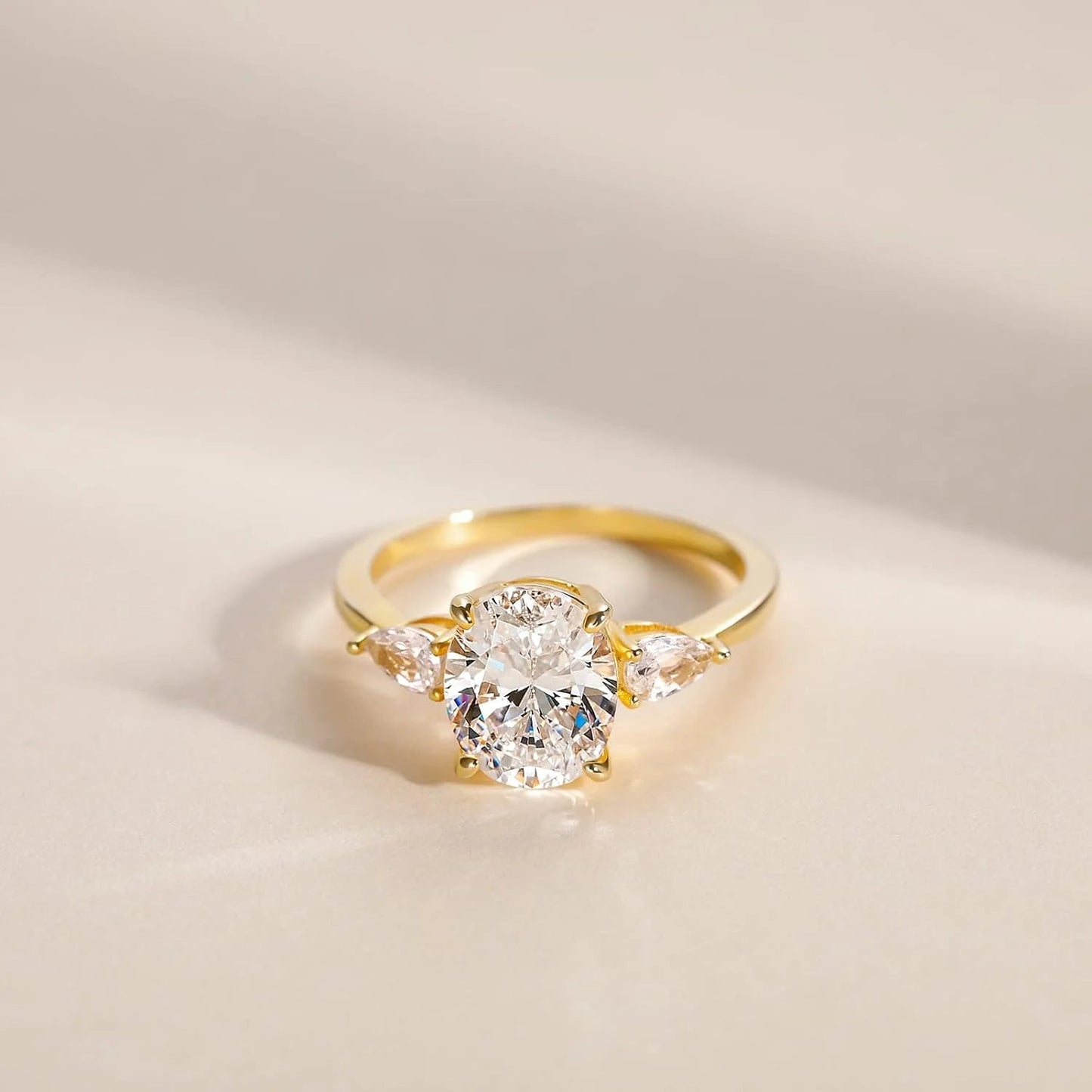 Bague solitaire en or jaune et oxyde de zirconium à plat.