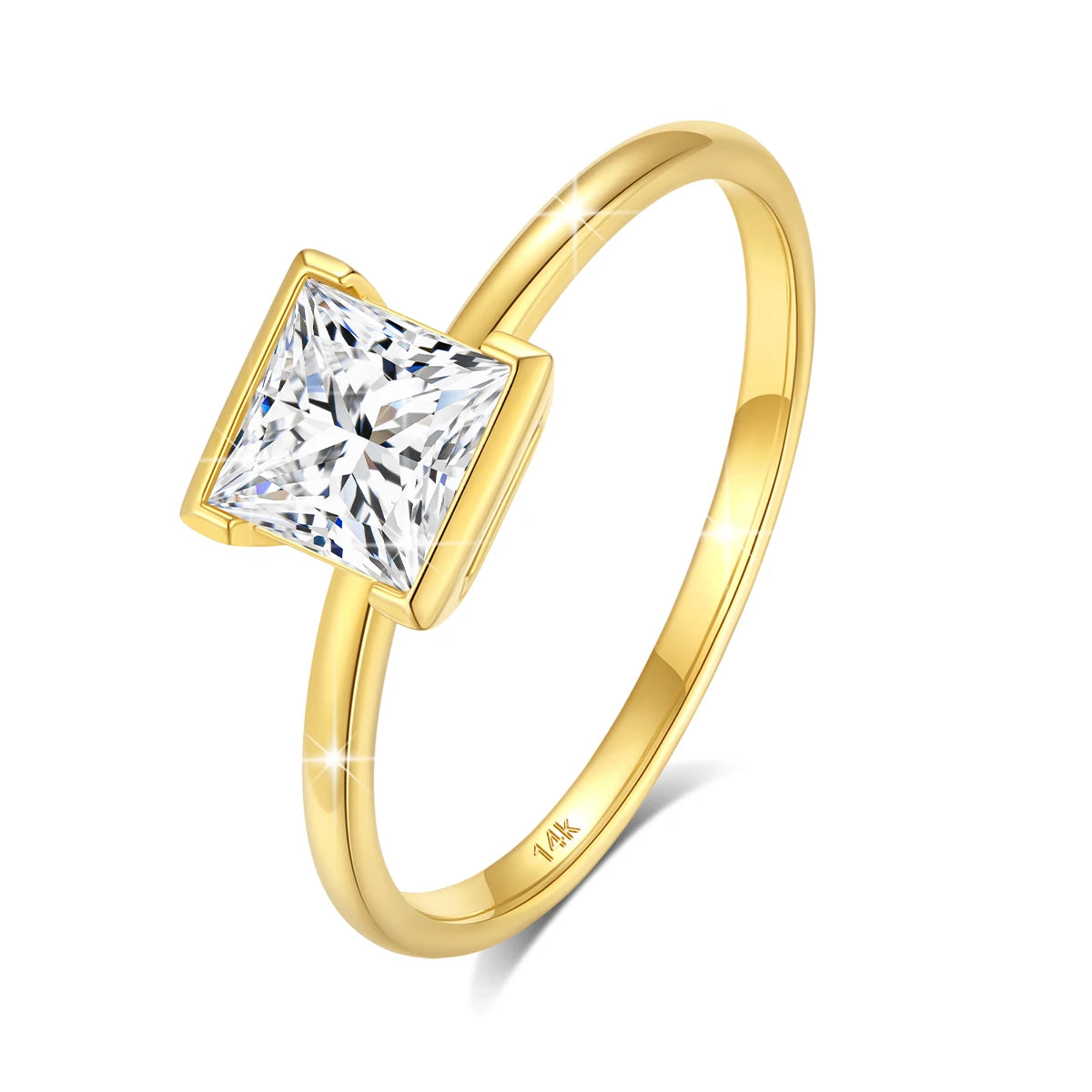 Bague solitaire princesse serti semi-clos en or jaune et diamant synthétique debout.