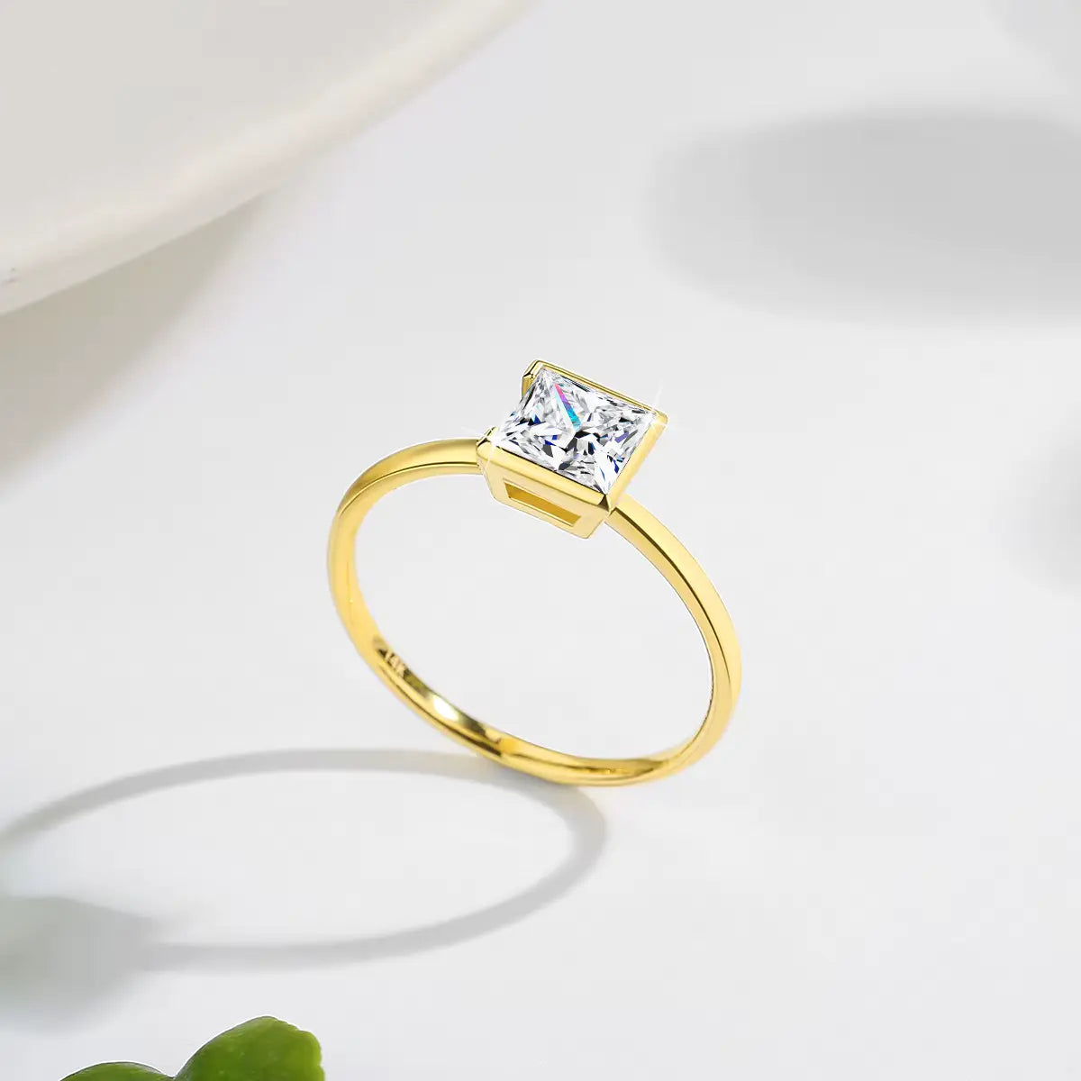 Bague solitaire princesse serti semi-clos en or jaune et diamant synthétique vue du dessus.
