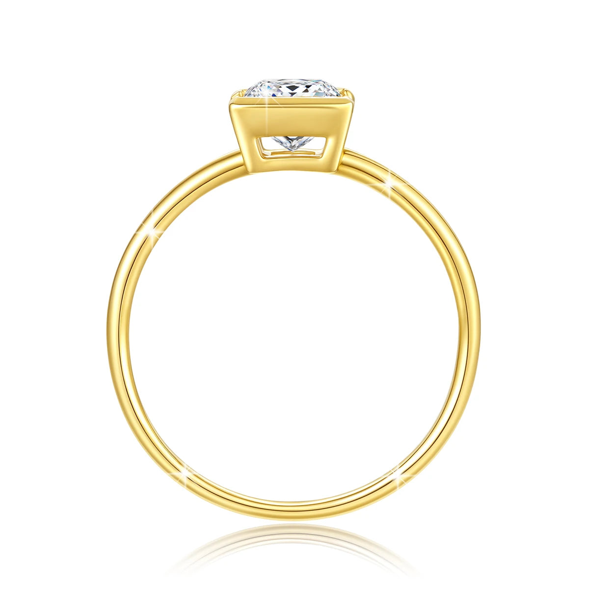 Bague solitaire princesse serti semi-clos en or jaune et diamant synthétique vue latérale.