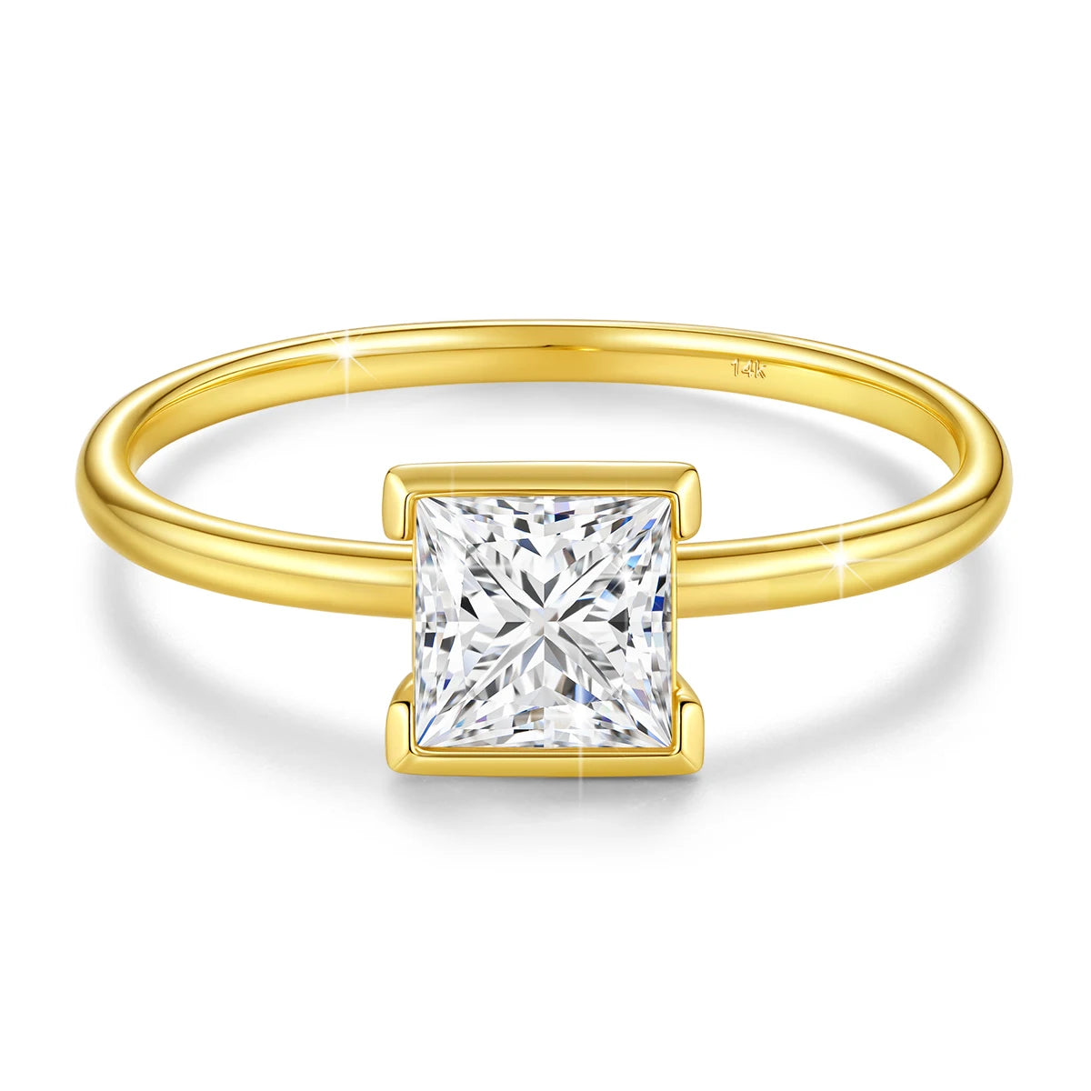 Bague solitaire princesse serti semi-clos en or jaune et diamant synthétique sur fond blanc.