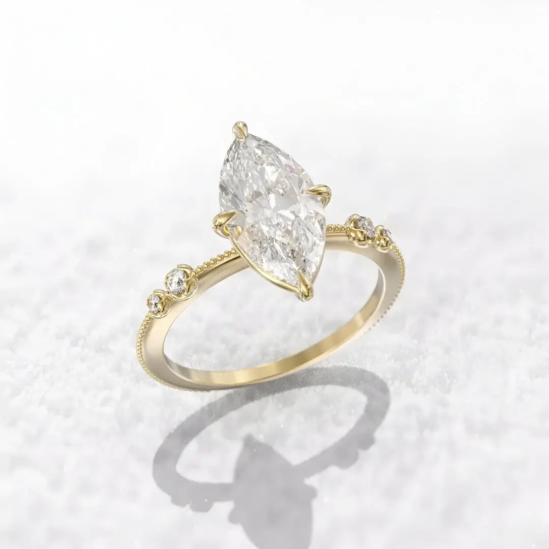 Bague solitaire en or jaune et oxyde de zirconium vue de loin.