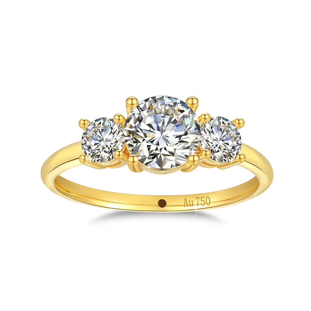 Bague trilogie en or jaune et diamants synthétiques sur fond blanc.