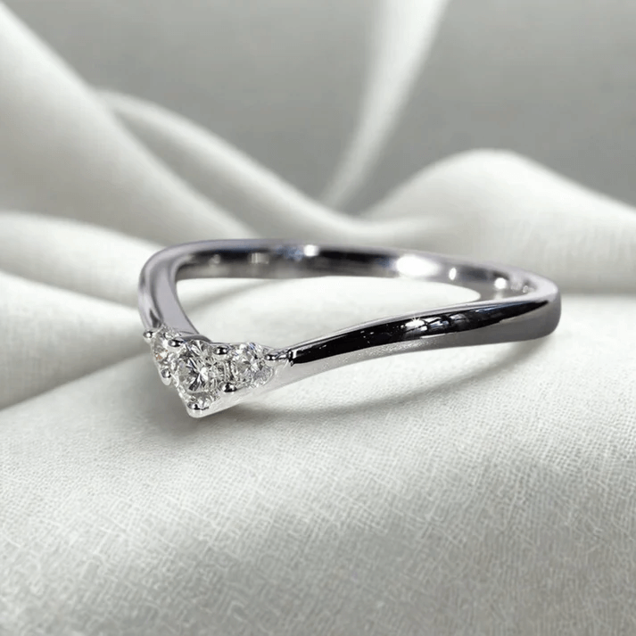 Bague de fiançailles trilogie en or blanc et diamants synthétiques vue de côté.