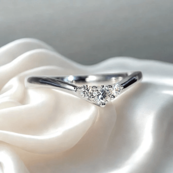 Bague de fiançailles trilogie en or blanc et diamants synthétiques à plat.