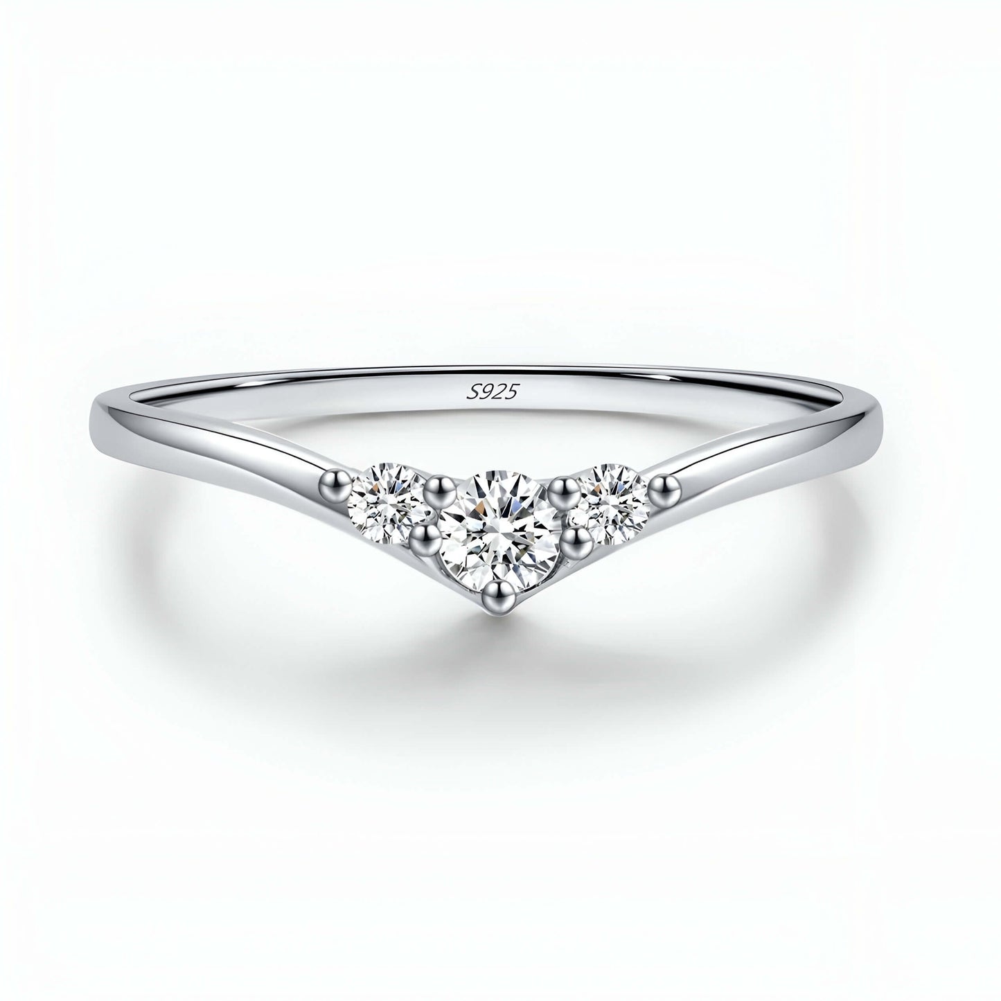 Bague de fiançailles trilogie en or blanc et diamants synthétiques sur fond blanc.