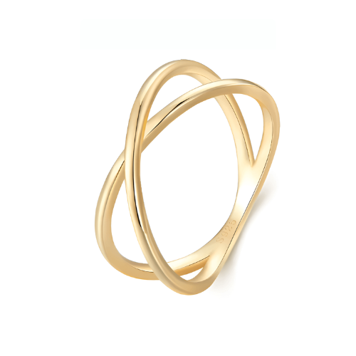 Bague X en or jaune sur fond blanc.