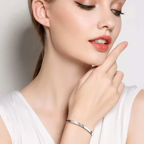 Bracelet chaîne serpent en argent sterling plaqué or blanc porté au poignet d'une femme.