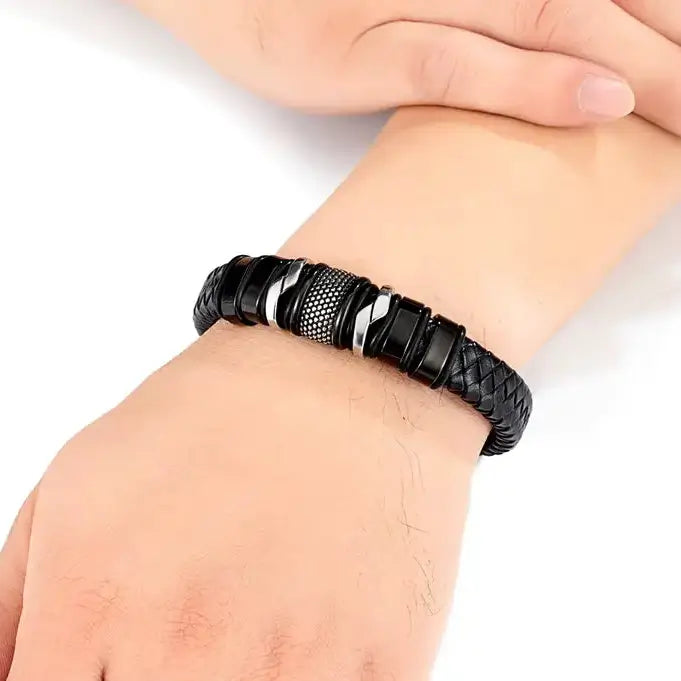 Bracelet cordon cuir tressé noir en acier inoxydable plaqué titane noir porté au poignet d'un homme.