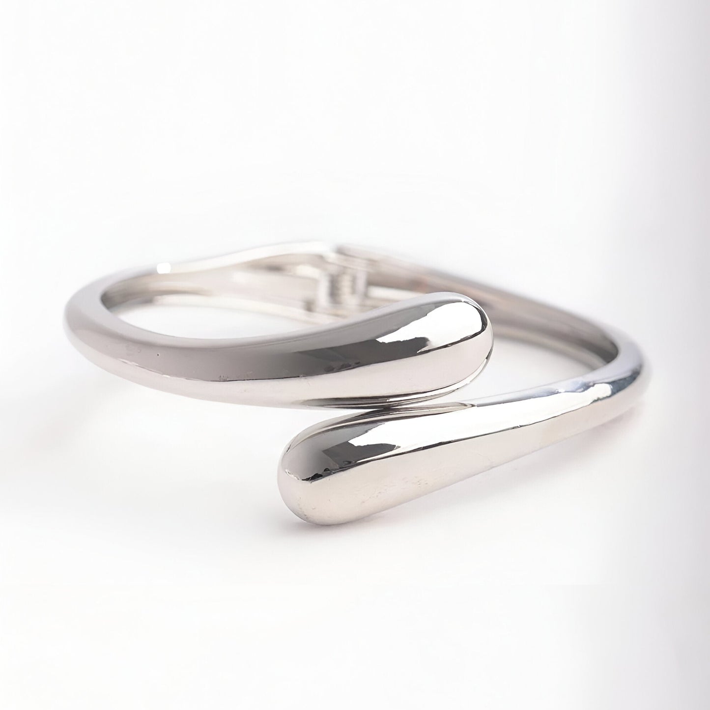 Bracelet courbe sculpté en argent or blanc 14K sur fond neutre, design moderne