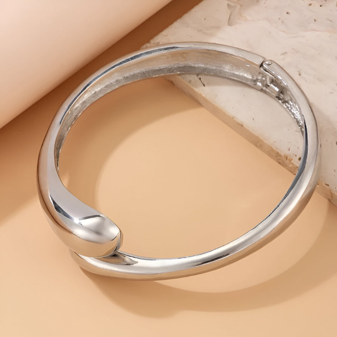 Détail de la sculpture du bracelet courbe en argent plaqué or blanc 14K