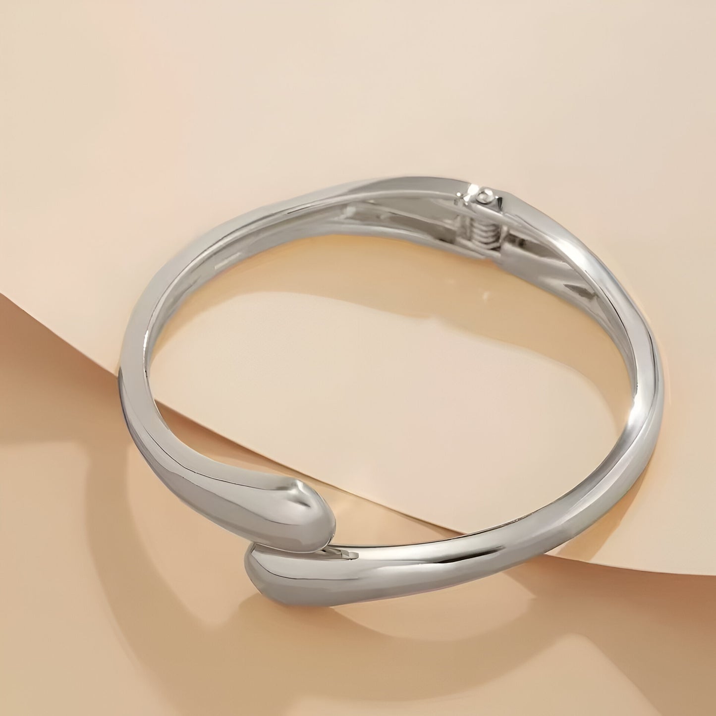 Bracelet courbe sculpté en argent avec plaquage or blanc 14K, design élégant pour femme