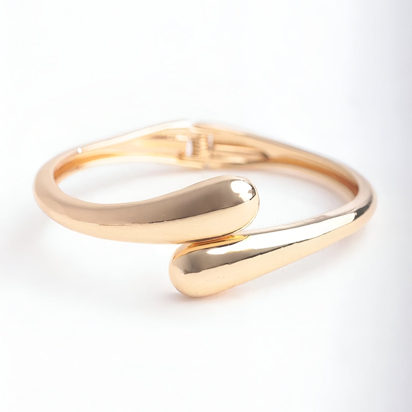 Bracelet courbe en alliage de zinc et or 14k sur fond blanc vue de face - bijou unique de luxe