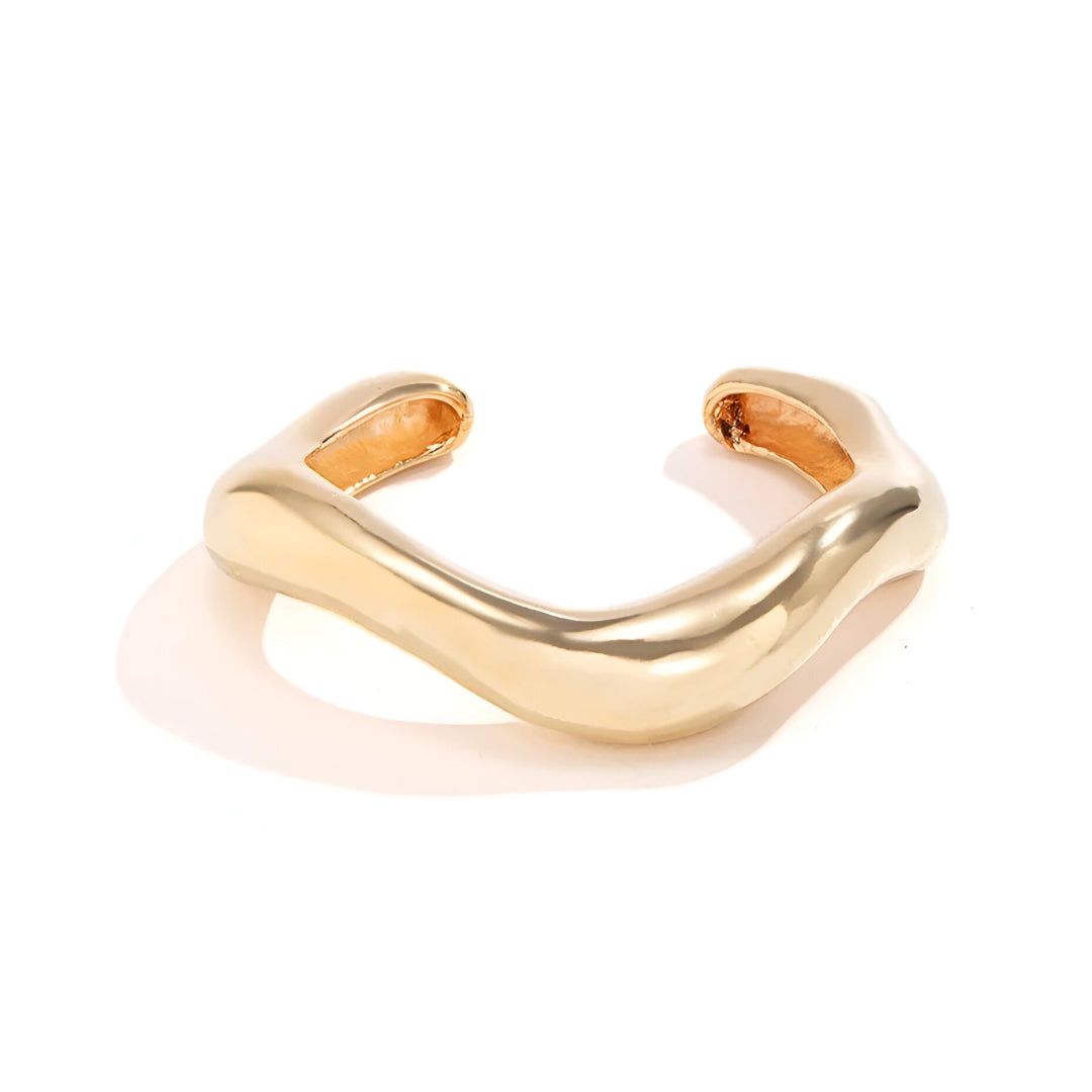 Bracelet Courbe Sculpté en alliage de zinc plaqué or 14K, présenté seul sur fond blanc.