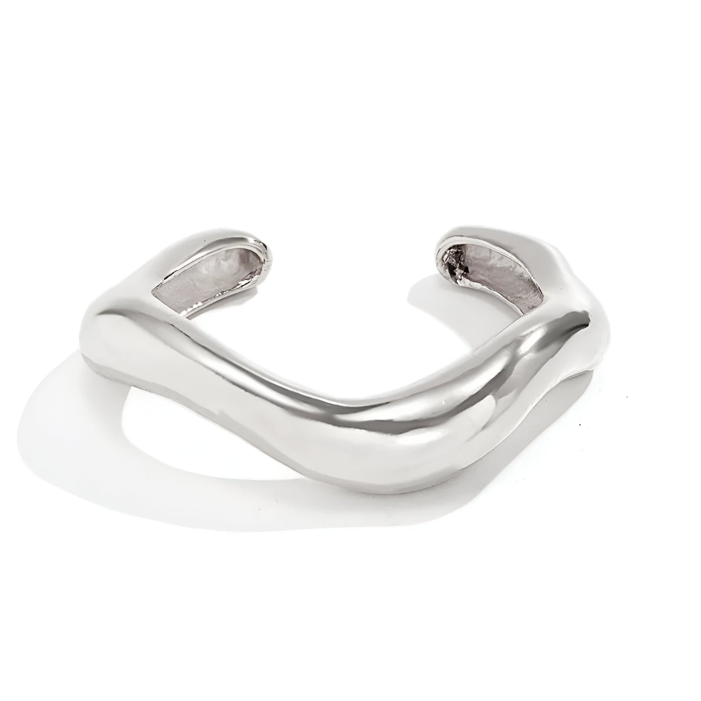 Bracelet Courbe Sculpté en alliage de zinc plaqué or blanc 14k sur fond blanc