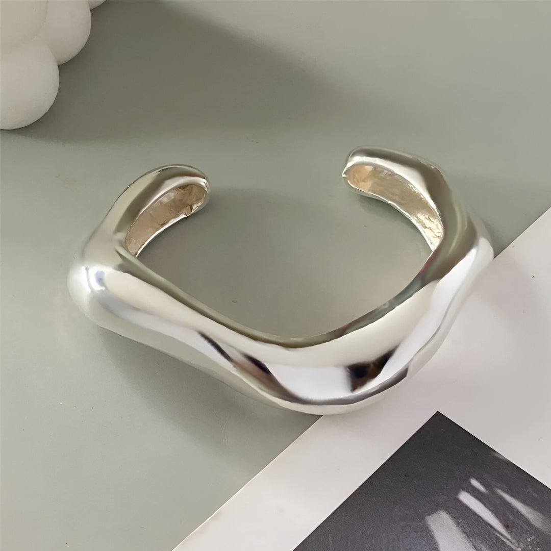Bracelet moderne en alliage de zinc, plaqué or blanc 14k, design courbe vue de proche