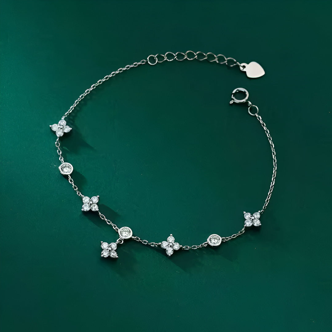 Bracelet Pluie de Lumière en Argent Sterling 925 plaqué Or Blanc 18K, orné de pierres de moissanite scintillantes, présenté sur fond vert.