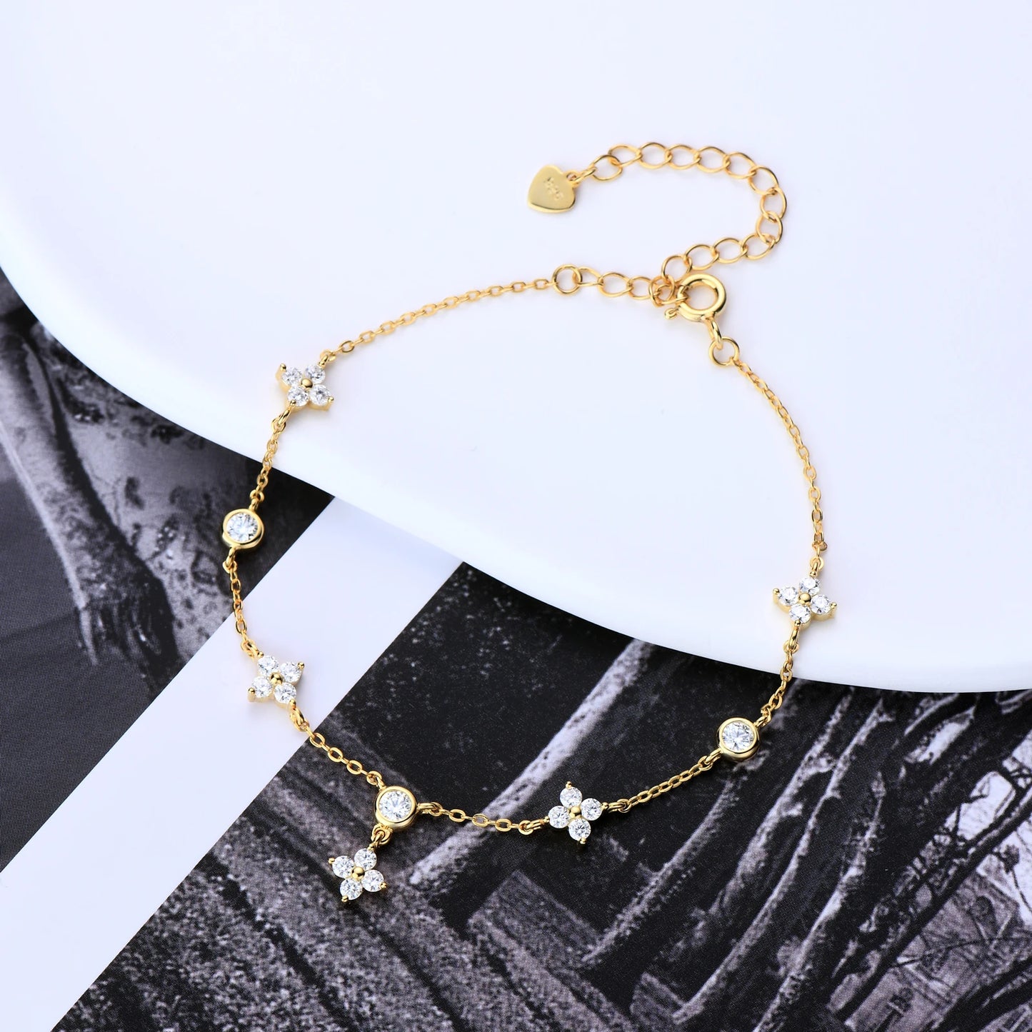 Bracelet Pluie de Lumière en Argent Sterling 925 plaqué Or 18K, présenté sur support blanc, avec pierres de moissanite scintillantes.