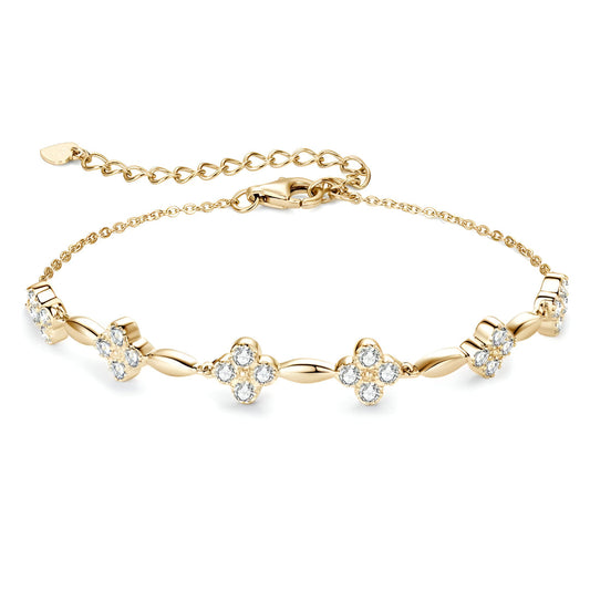 Bracelet fleur en or jaune et diamants synthétiques sur fond blanc.