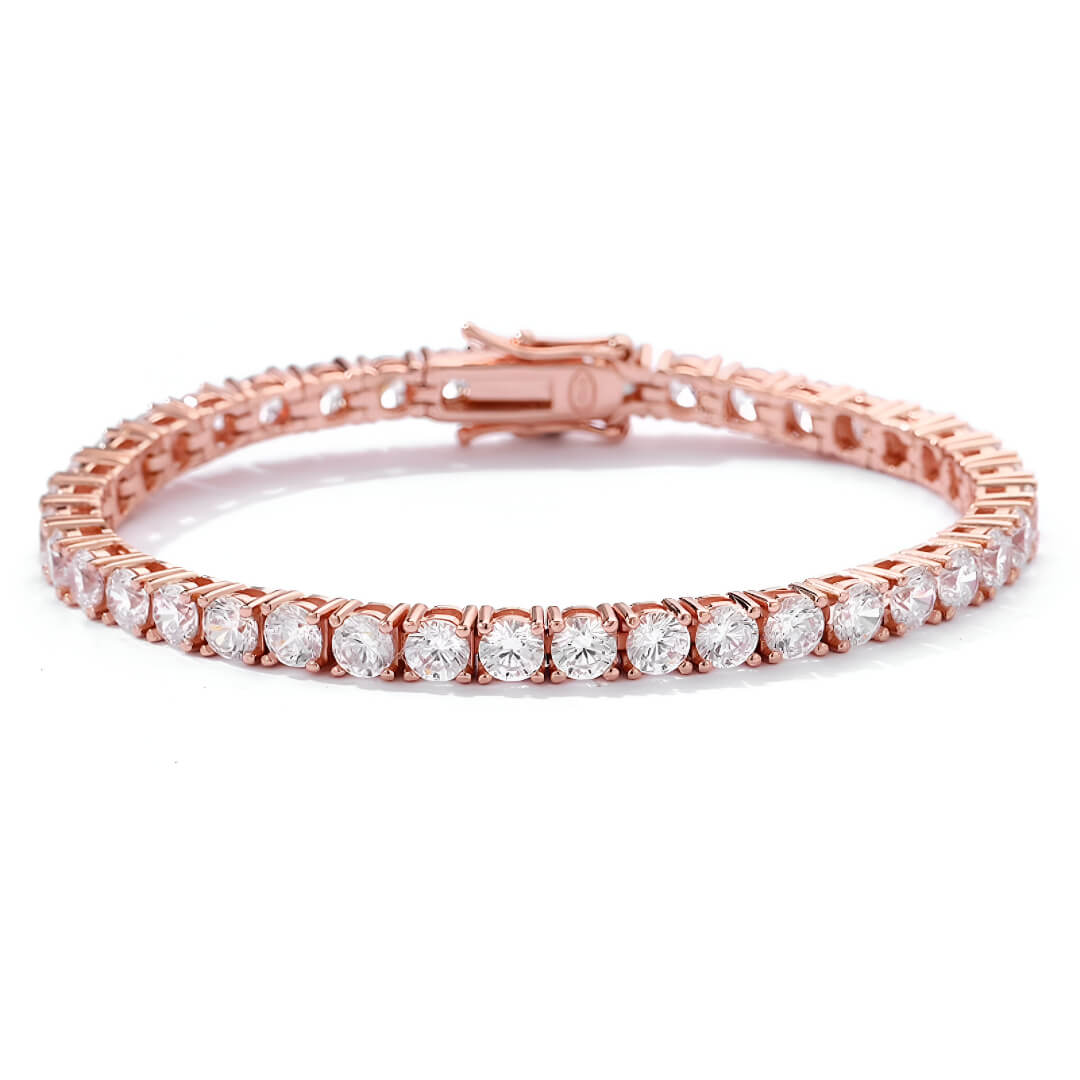 Bracelet tennis en argent plaqué or rosé et diamants synthétiques sur fond blanc.