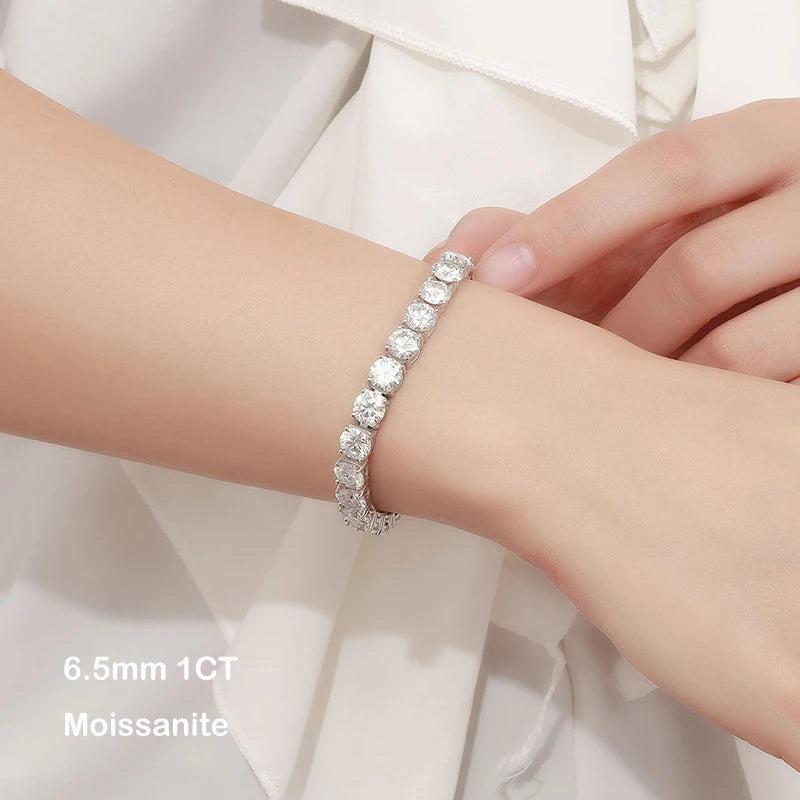 Bracelet tennis riad en argent 925 plaqué or blanc et diamants variante 1ct porté au poignet d'une femme.