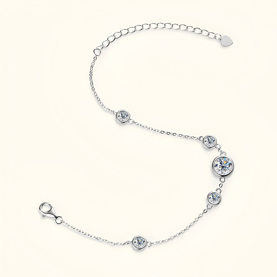 Chaîne cinq pierre en or blanc et diamants synthétiques posée.