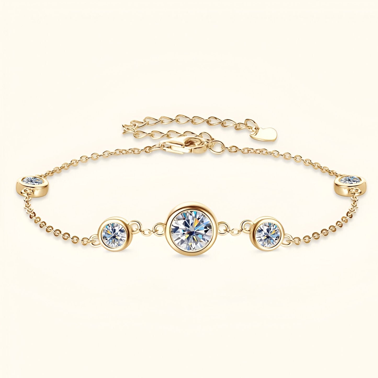 Chaîne cinq pierre en or jaune et diamants synthétiques vue de face.