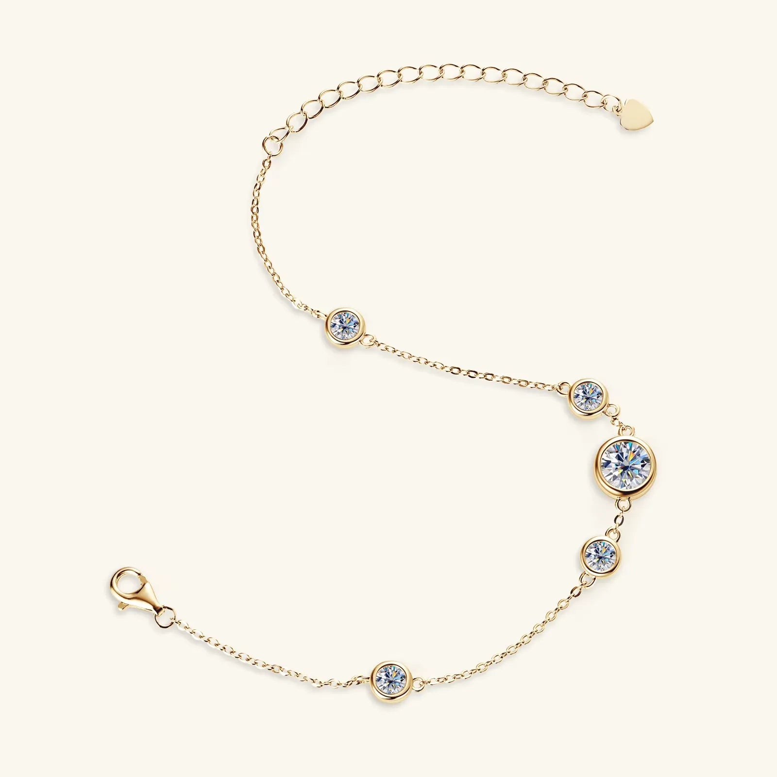 Chaîne cinq pierre en or jaune et diamants synthétiques posée.