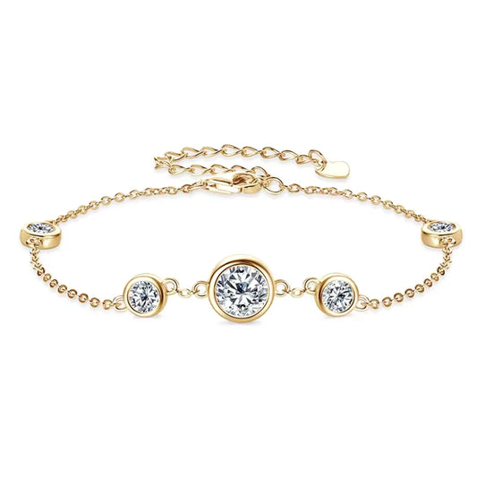 Chaîne cinq pierre en or jaune et diamants synthétiques sur fond blanc.