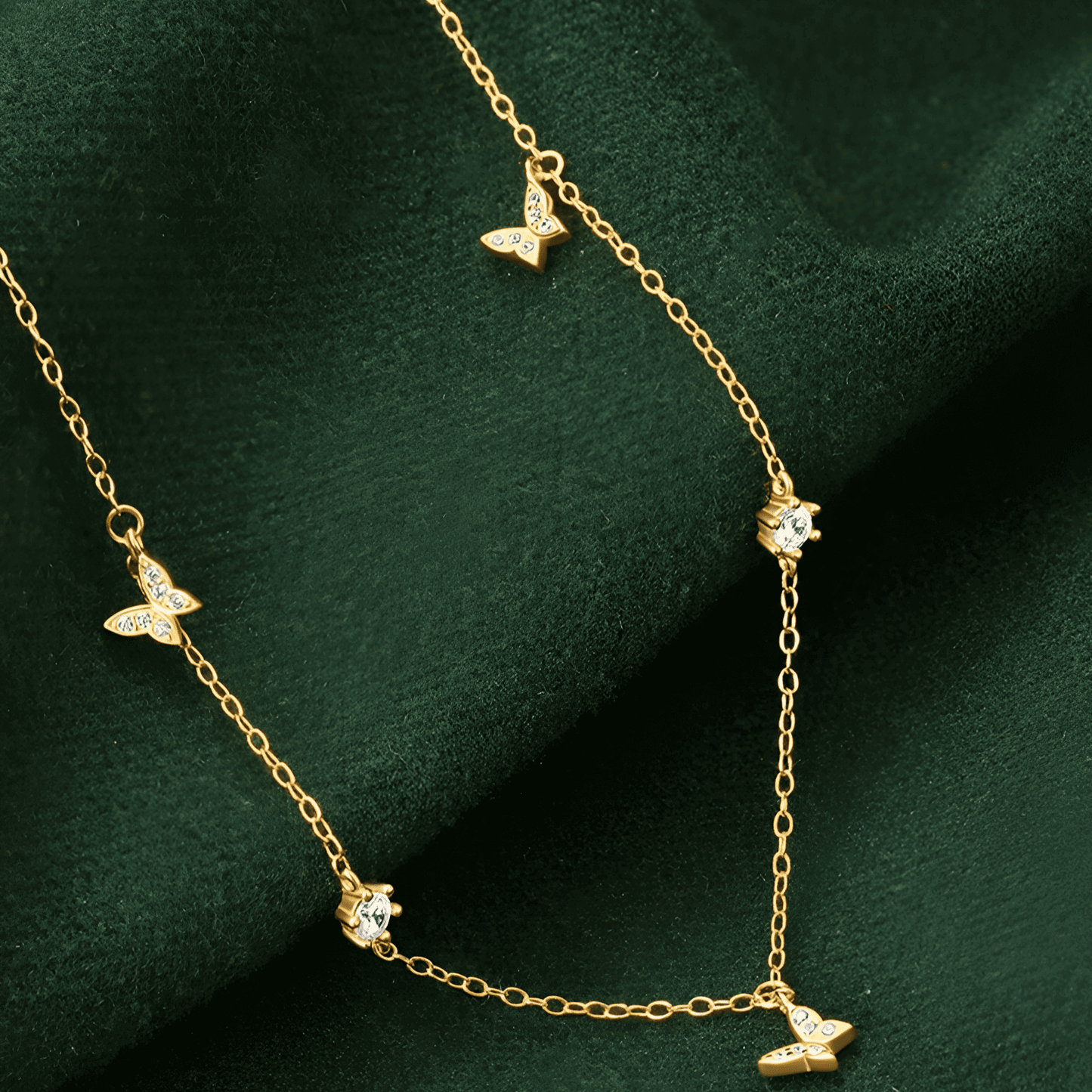 Chaîne papillons en or jaune et diamants naturels posée.