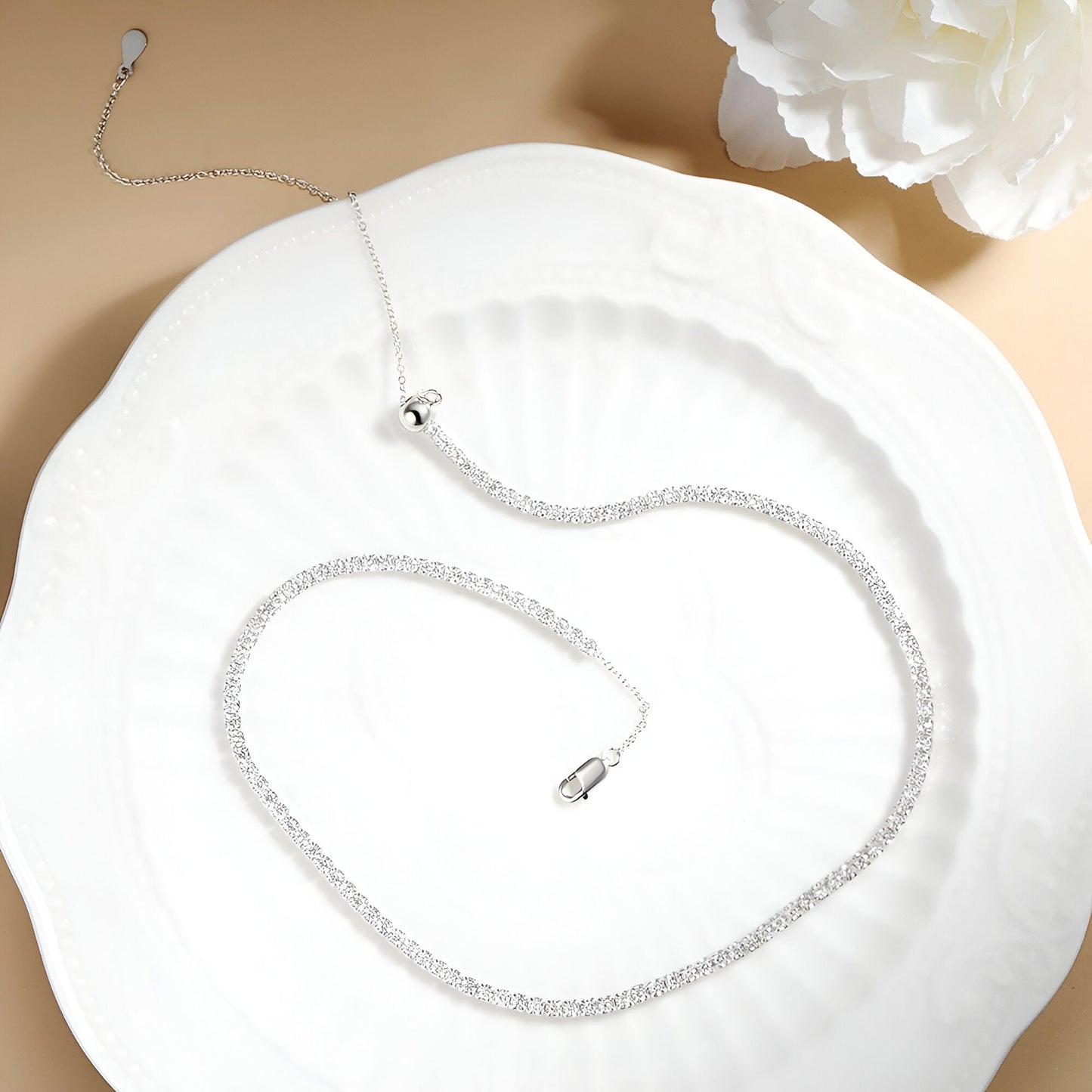 Chaîne pavé de diamants synthétiques / diamants naturels en or blanc vue du dessus.