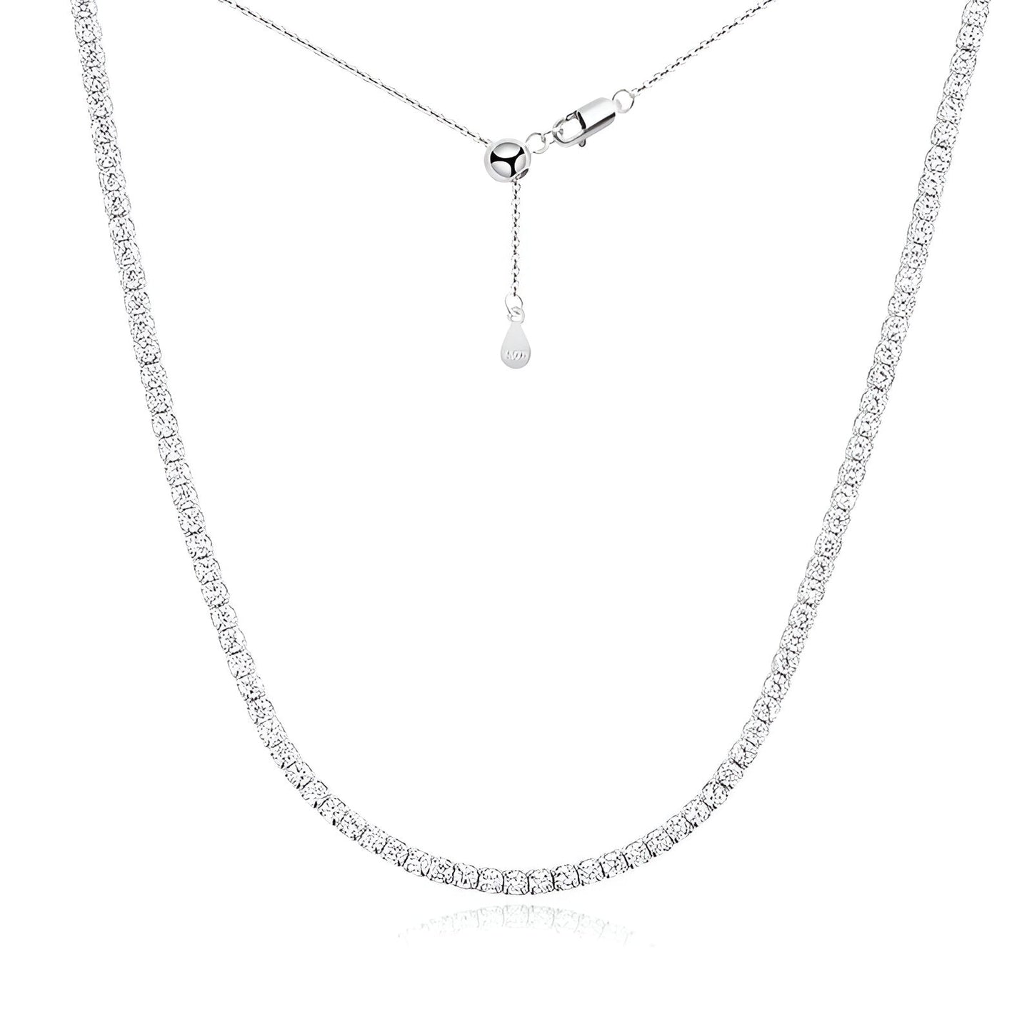 Chaîne pavé de diamants synthétiques / diamants naturels en or blanc sur fond blanc.