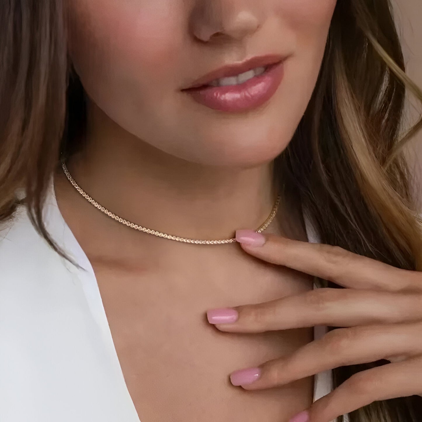 Chaîne pavé de diamants naturels / diamants synthétiques en or jaune portée au cou d'une femme.