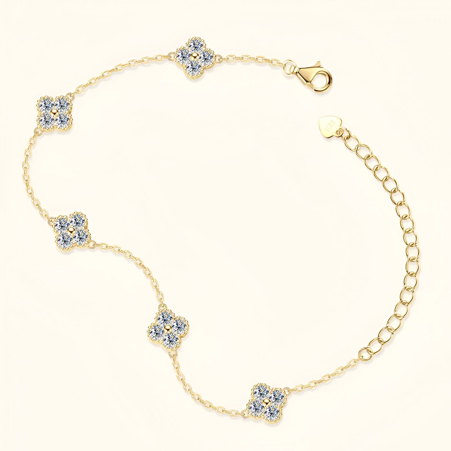 Chaîne trèfle à quatre feuilles en or jaune et diamants synthétiques à plat.