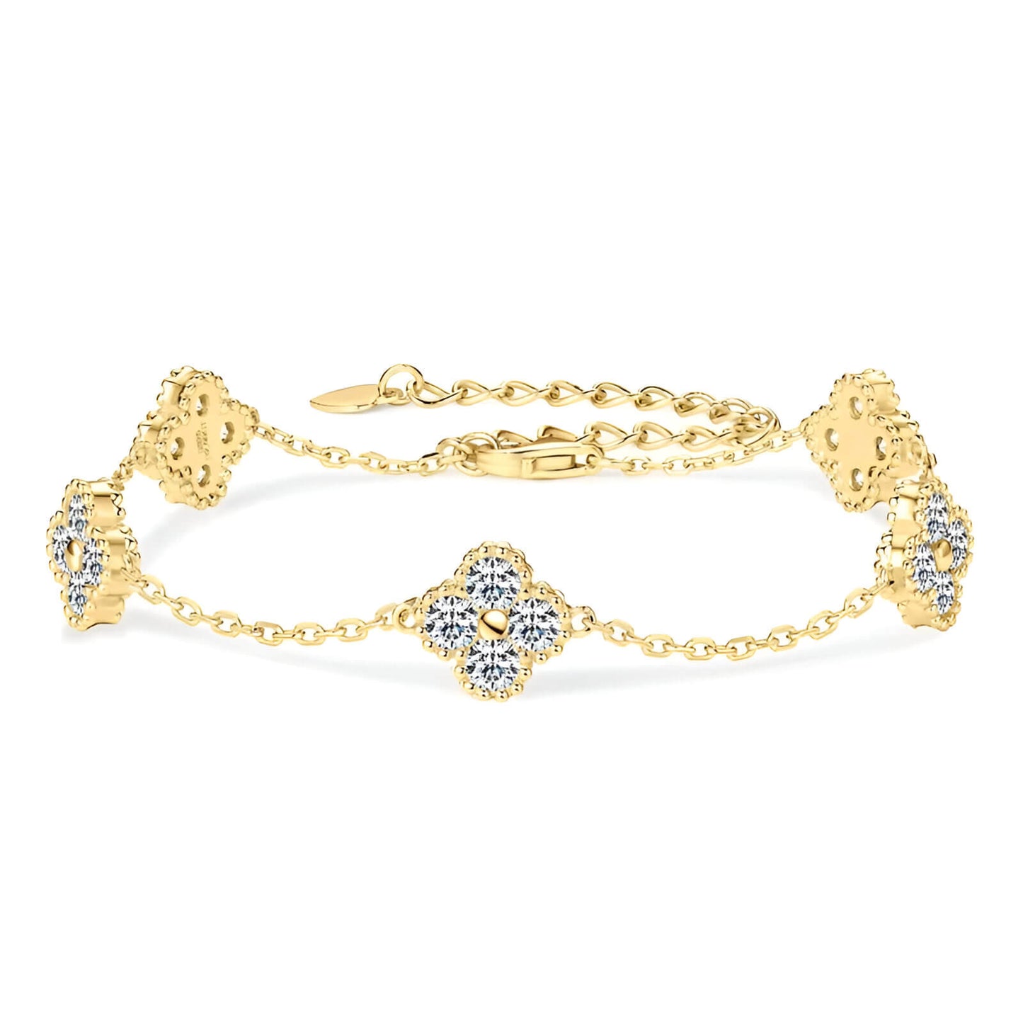 Chaîne trèfle à quatre feuilles en or jaune et diamants synthétiques sur fond blanc.